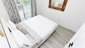 2 bedrooms - Capitol Hill Stay with Stunning Skyline View (Washington)