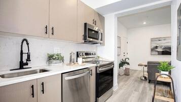 Fridge, microwave, stovetop, dishwasher