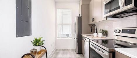 Réfrigérateur, micro-ondes, plaque de cuisson, lave-vaisselle