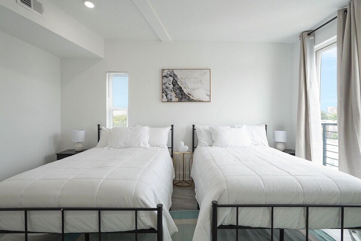 3 dormitoris, planxa i posts de planxar, Internet i roba de llit 