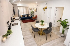 Una cocina moderna con zona de comedor, un sofá y una mesa de centro.