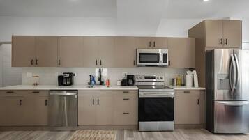 Fridge, microwave, stovetop, dishwasher