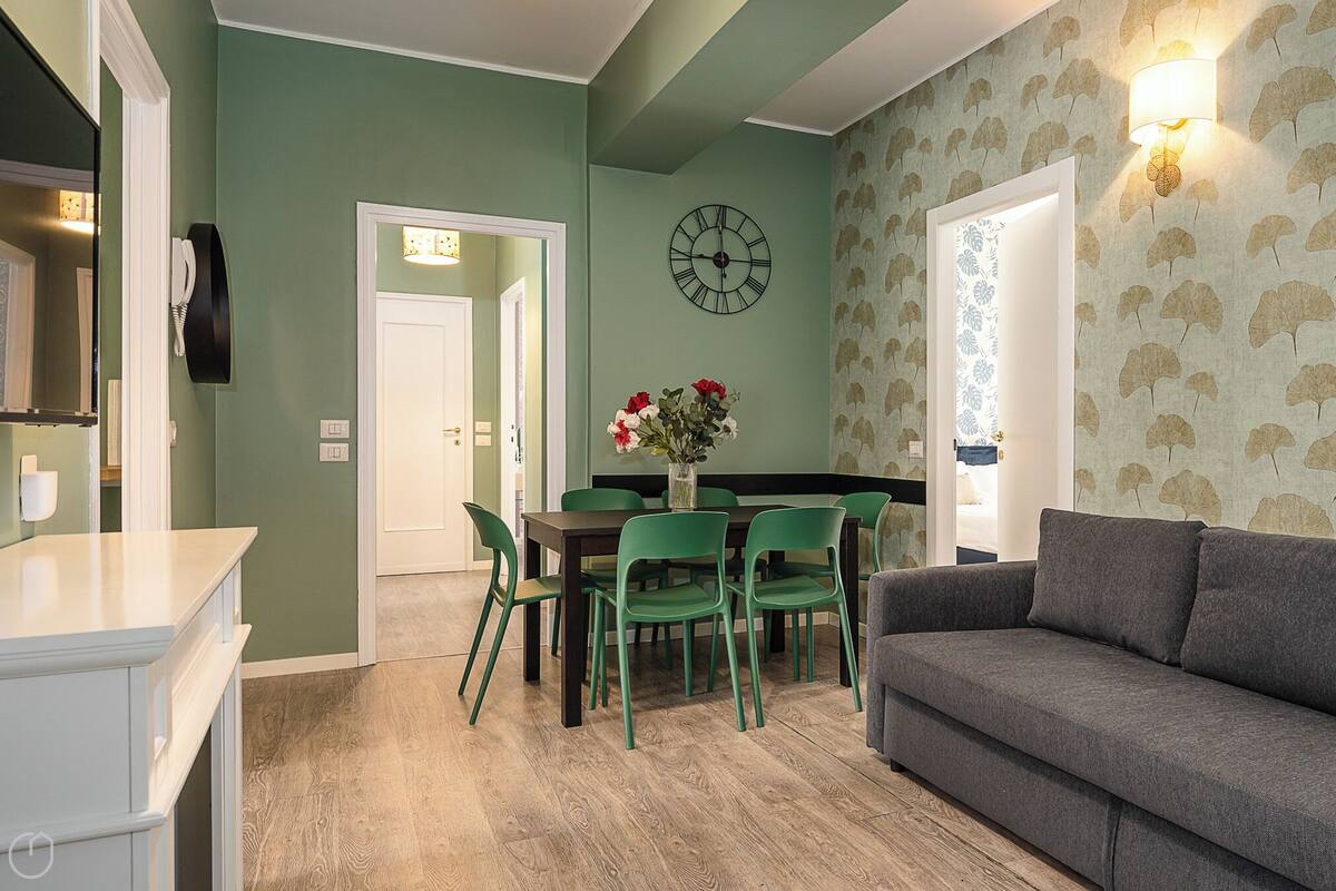 Appartement Classique, 3 chambres (4 Bedrooms) | Coin séjour | TV connectée de 55 pouces avec chaînes numériques