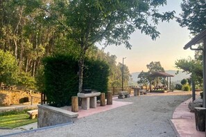 Outdoor dining - Quinta com Piscina Rodeada da Belíssima Paisagem do Alto Minho (Ponte de Lima)