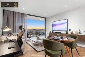 TV, stereoanlegg og kontorer