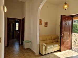 Televisión, futbolito, tenis de mesa y libros