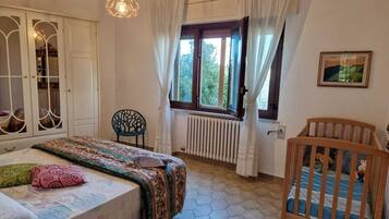 4 camere, una cassaforte in camera, una scrivania, ferro/asse da stiro