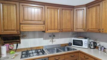 Frigorifero, microonde, forno, piano cottura