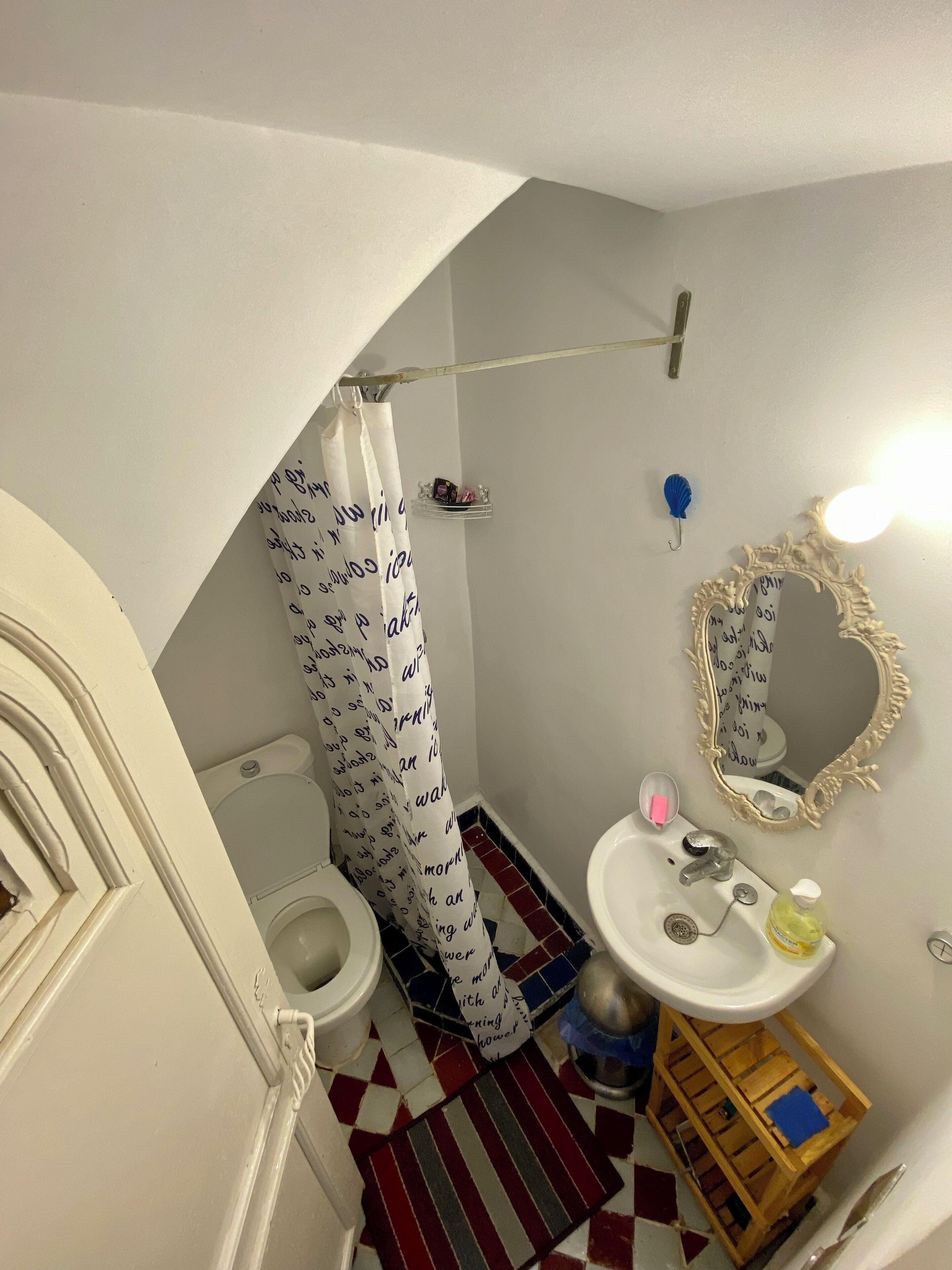 Bidet, toallas, jabón, shampoo