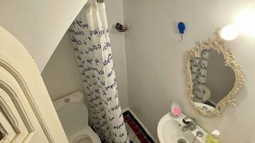 Bidet, toallas, jabón, shampoo