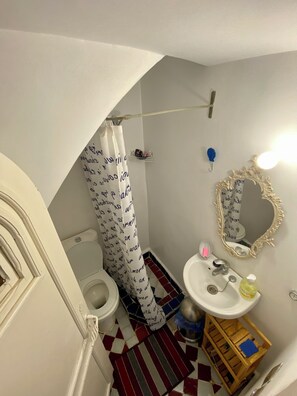 Bidet, serviettes fournies, savon, shampoing