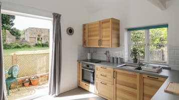 Tủ lạnh, máy rửa bát, ấm điện, lò nướng bánh mì