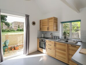 Fridge, dishwasher, electric kettle, toaster - Chapel Cottage (Pershore)