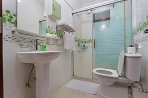Douche, serviettes fournies, savon, shampoing