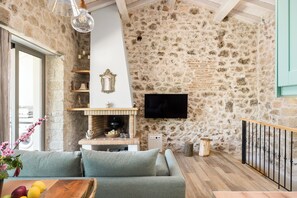 Smart TV, fireplace