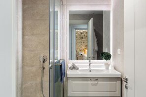Bathtub, hair dryer, towels