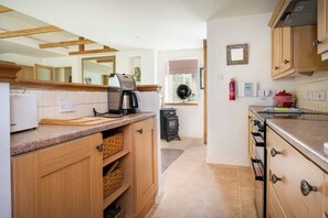 Kjøleskap, ovn, kaffetrakter/tekoker og kjøkkenutstyr