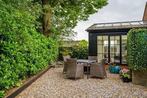 تناول الطعام بالخارج