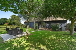Outdoor dining - The Stables at Rectory Farm, Gestingthorpe (Halstead)