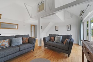 TV - The Stables at Rectory Farm, Gestingthorpe (Halstead)