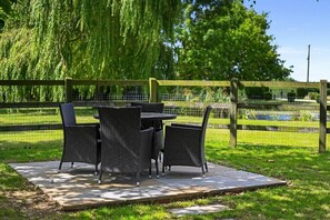 Outdoor dining - The Stables at Rectory Farm, Gestingthorpe (Halstead)