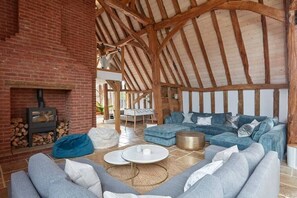 Fernseher, Videospiele, Tischfußball, Stereoanlage