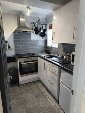 Apartment | Private kitchen | Fridge, microwave, oven, stovetop - Stunning 1-bed Apartment in Southsea (Portsmouth)