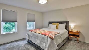 4 bedrooms, iron/ironing board, WiFi, bed sheets