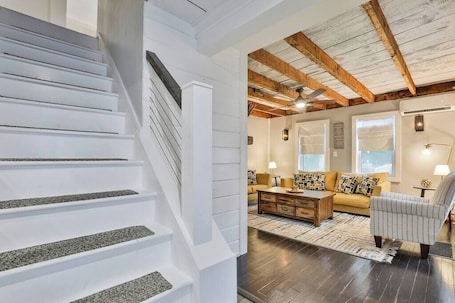 Ping pong. Charming 1825 Farmhouse Near Boston & Canobie Lake