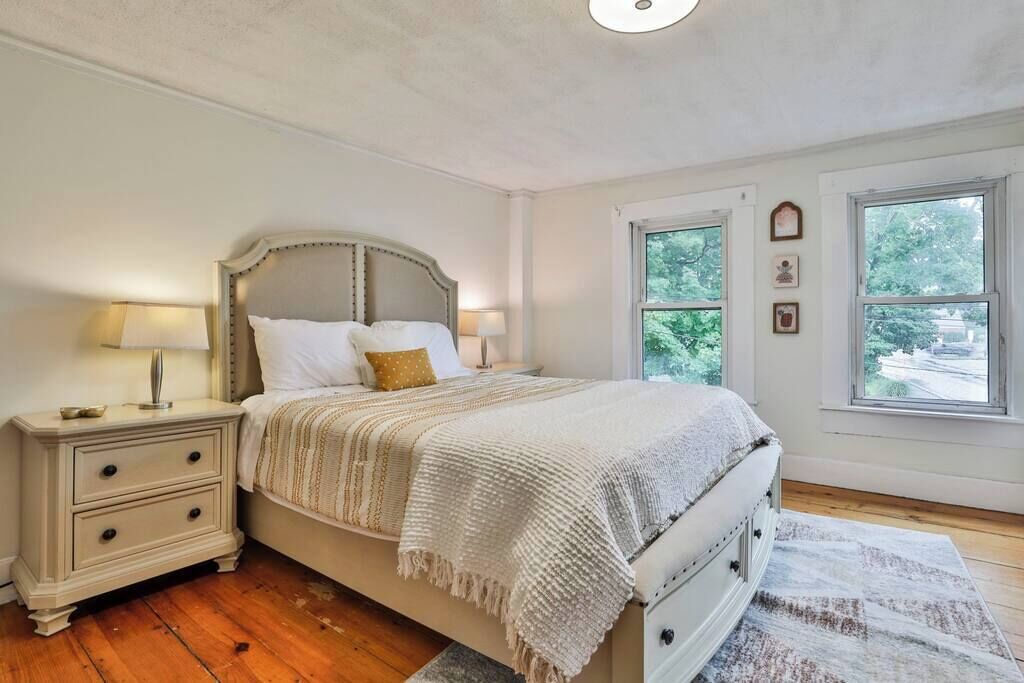 4 bedrooms, iron/ironing board, WiFi, bed sheets