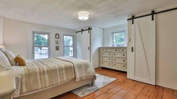4 bedrooms, iron/ironing board, WiFi, bed sheets
