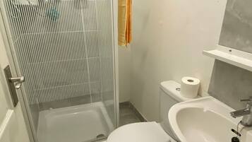 Apartment | Bathroom | Shower, towels