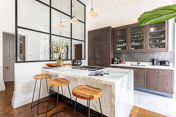 Fridge, oven, stovetop, dishwasher