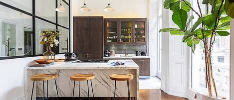 Fridge, oven, stovetop, dishwasher