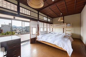 House | 3 bedrooms, desk, laptop workspace, iron/ironing board