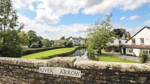 Un pont de pierre sur lequel est apposée une plaque indiquant « River Arrow ».