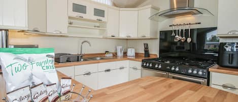 Cottage | Private kitchen | Fridge, dishwasher, electric kettle, toaster