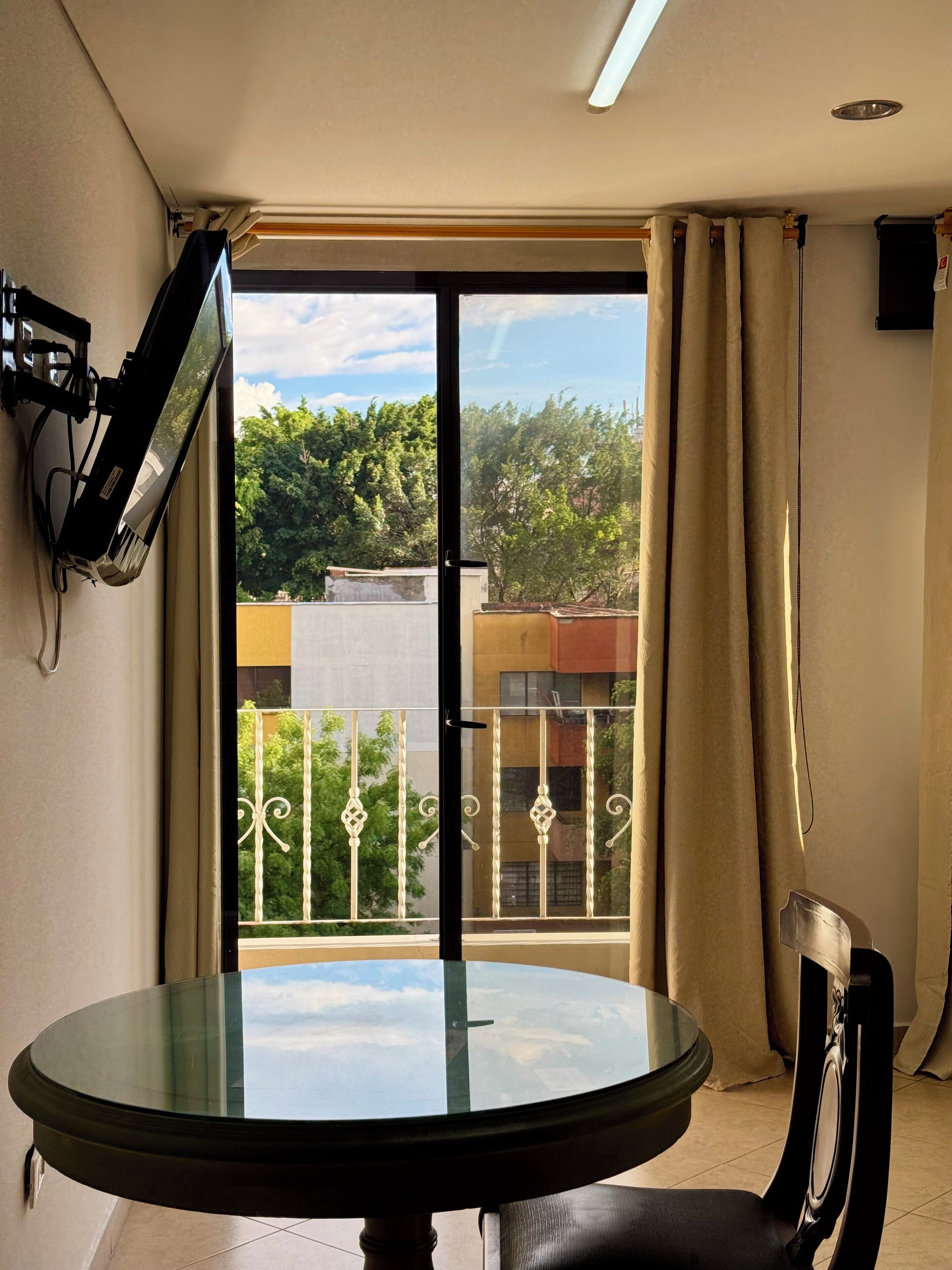 Quarto superior, sacada, vista para a cidade | Sacada