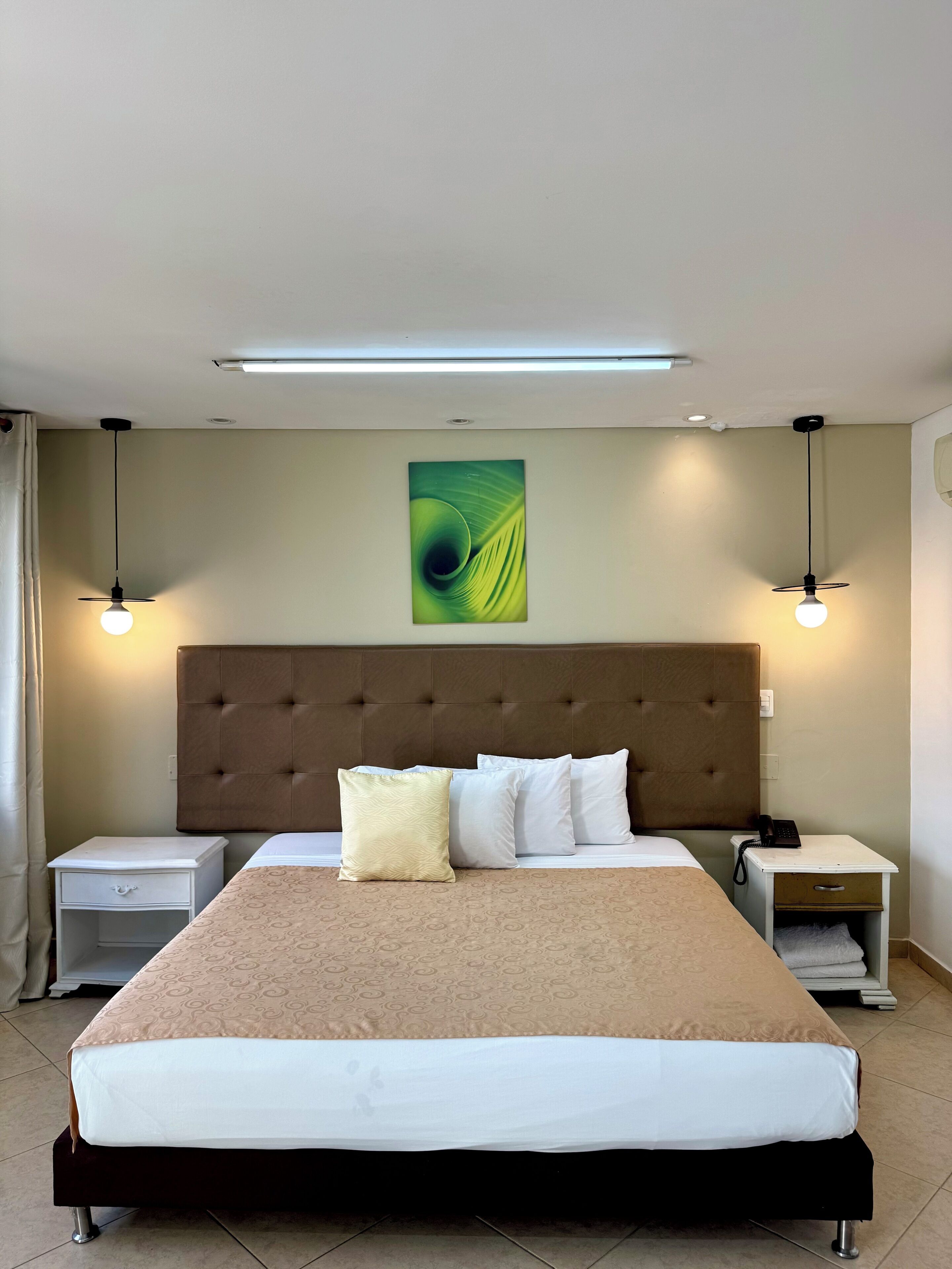 Quarto superior, sacada, vista para a cidade | Roupas de cama premium, frigobar, individualmente decorados
