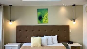 Quarto superior, sacada, vista para a cidade | Roupas de cama premium, frigobar, individualmente decorados