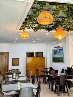 包含每日当地美食早餐