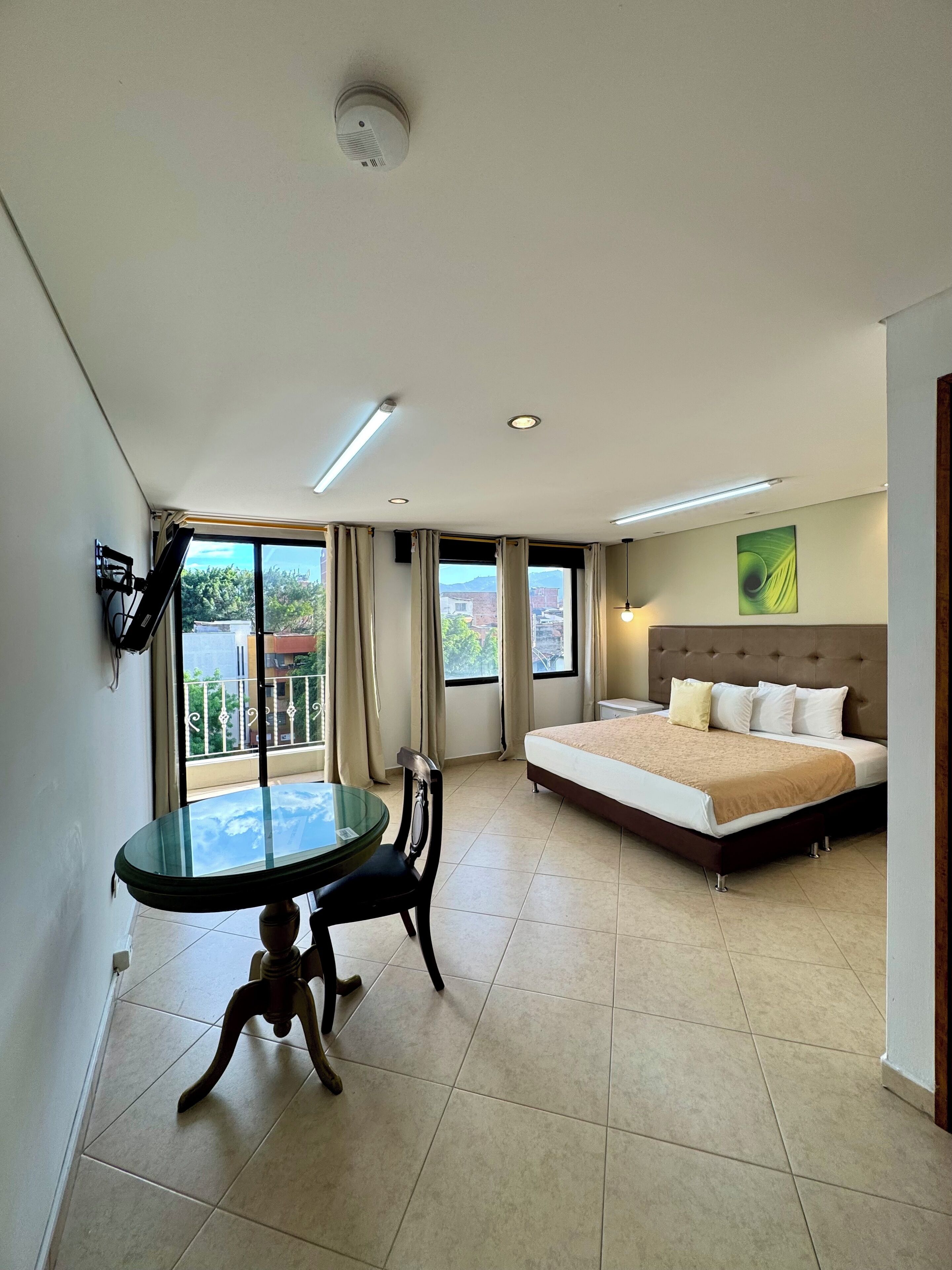 Kamar Deluks | Seprai premium, minibar, dan didekorasi berbeda-beda