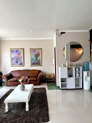 43 inci televisyen skrin rata dengan kabel 