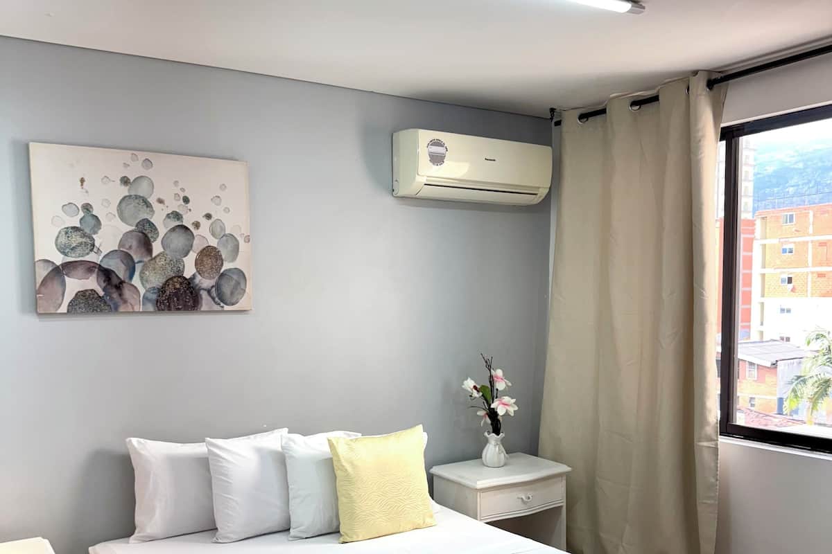 ห้องสแตนดาร์ดดับเบิล, บริการทำความสะอาด | เครื่องนอนระดับพรีเมียม, มินิบาร์, โต๊ะทำงาน, พื้นที่ทำงานแบบใช้แล็ปท็อป
