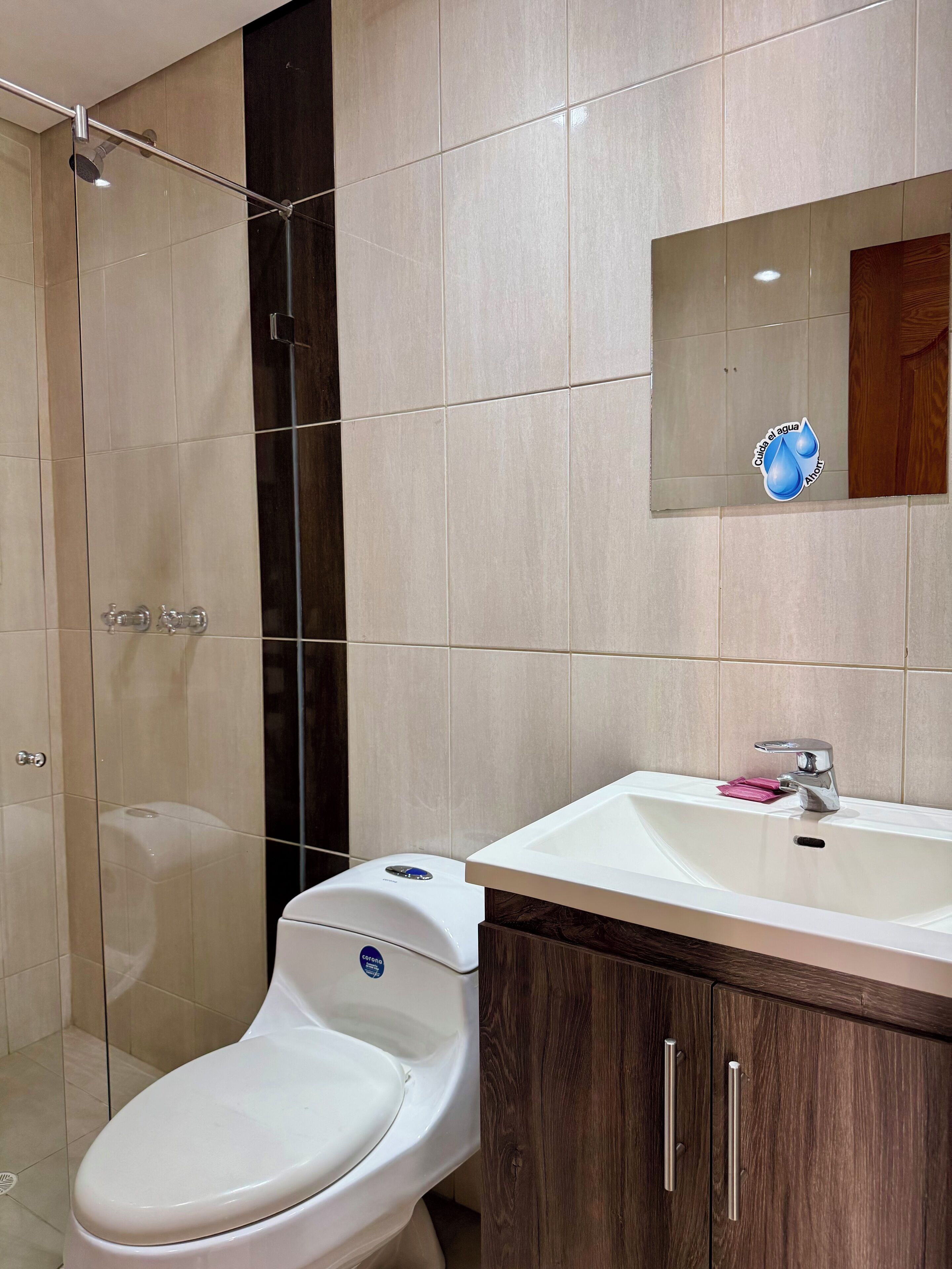 Un baño moderno con inodoro, ducha y lavamanos.