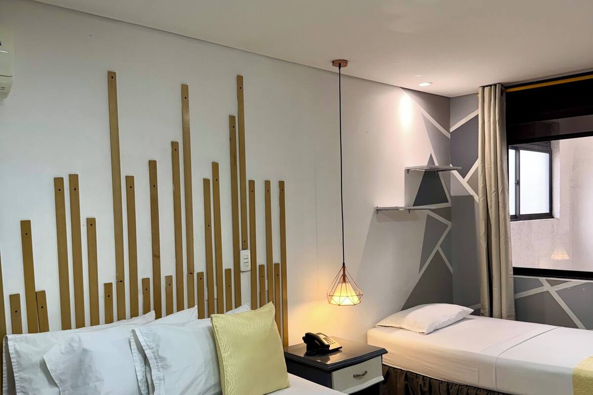ห้องสแตนดาร์ดทริปเปิล, หลายเตียง, บริการทำความสะอาด | เครื่องนอนระดับพรีเมียม, มินิบาร์, โต๊ะทำงาน, พื้นที่ทำงานแบบใช้แล็ปท็อป