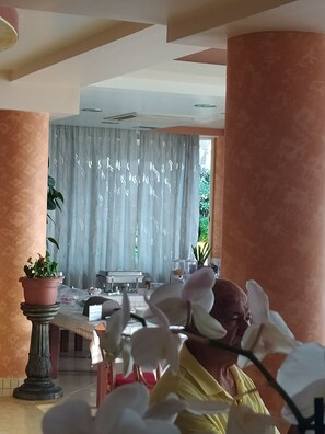 Daily buffet breakfast for a fee - Hotel Chicago (Sarandë)