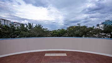 Habitación estándar | Caja de seguridad en la habitación y escritorio