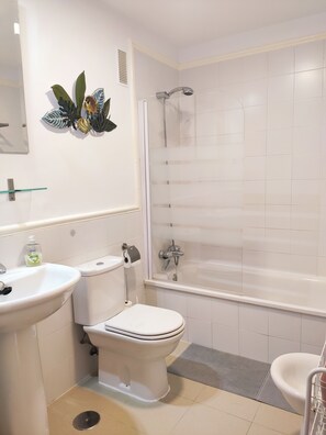 Doccia, asciugacapelli, bidet, asciugamani