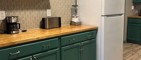 Een koelkast, een microgolfoven, een oven, een kookplaat